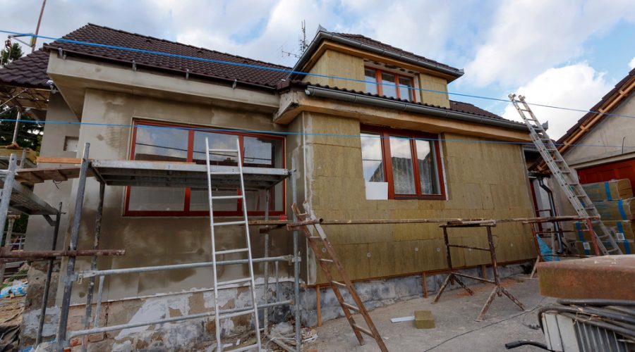 Cât costă reabilitarea unei case vechi?