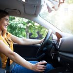 Femeie la volanul unei mașini, într-o imagine ilustrativă pentru serviciile de închirieri auto din Vaslui