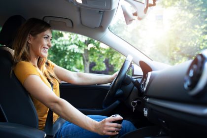 Femeie la volanul unei mașini, într-o imagine ilustrativă pentru serviciile de închirieri auto din Vaslui