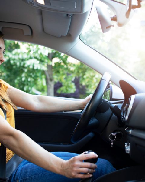 Femeie la volanul unei mașini, într-o imagine ilustrativă pentru serviciile de închirieri auto din Vaslui
