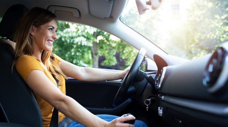 Femeie la volanul unei mașini, într-o imagine ilustrativă pentru serviciile de închirieri auto din Vaslui